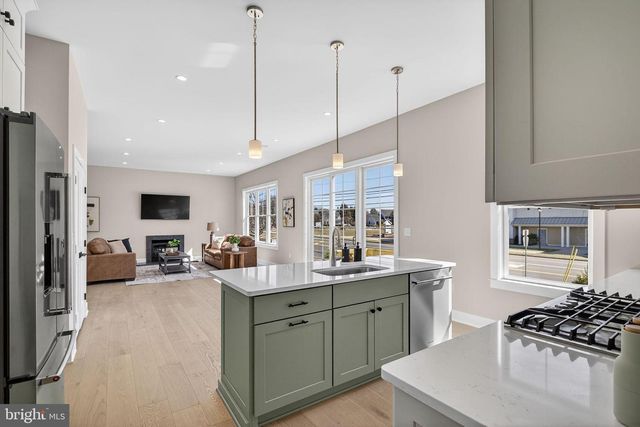 8 ARTHUR LN, Cranbury, NJ 08512