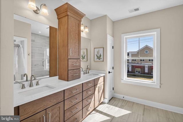 8 ARTHUR LN, Cranbury, NJ 08512