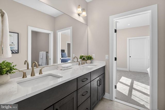8 ARTHUR LN, Cranbury, NJ 08512