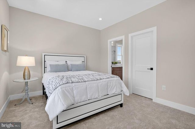 8 ARTHUR LN, Cranbury, NJ 08512