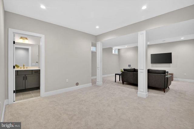 8 ARTHUR LN, Cranbury, NJ 08512