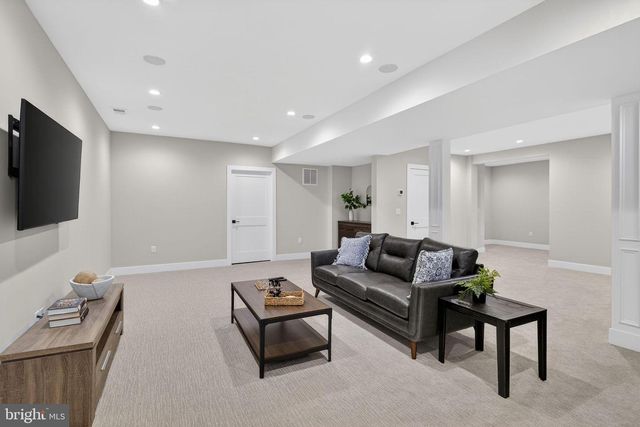 8 ARTHUR LN, Cranbury, NJ 08512