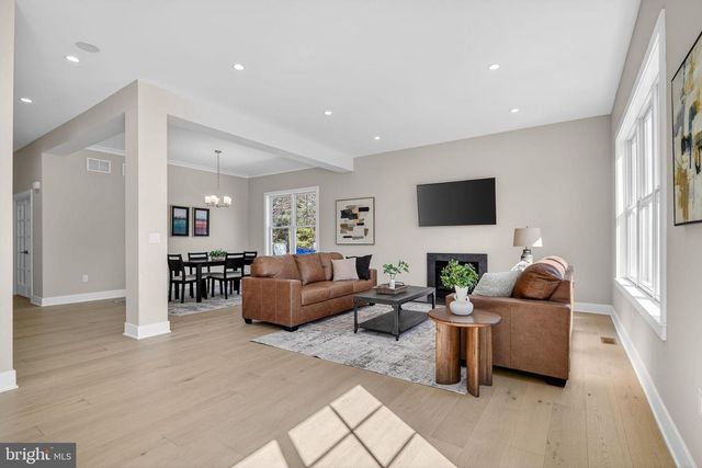 8 ARTHUR LN, Cranbury, NJ 08512