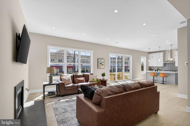 8 ARTHUR LN, Cranbury, NJ 08512
