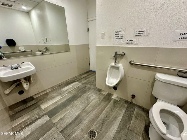 3385 N YARBROUGH Drive, El Paso, TX 79925