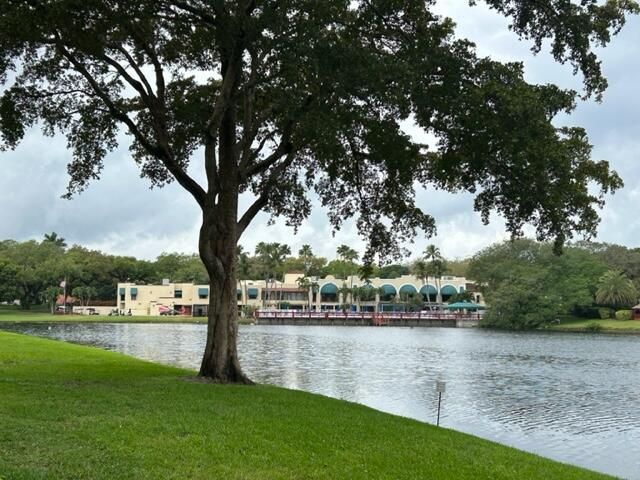 9450 Poinciana Place 301, Davie, FL 33324