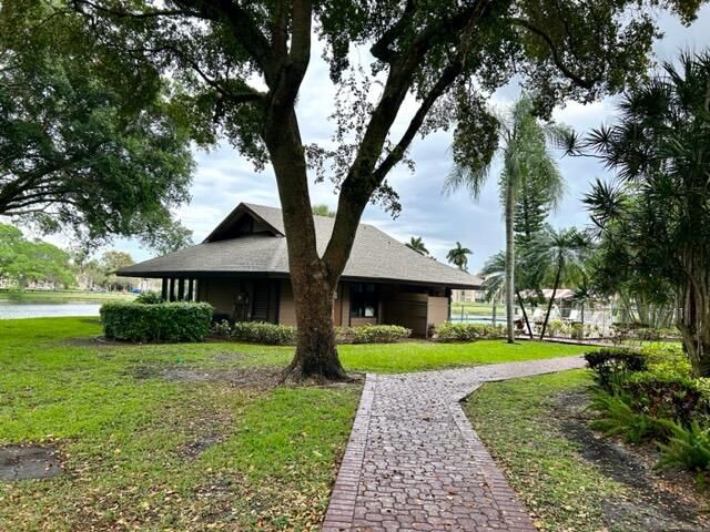 9450 Poinciana Place 301, Davie, FL 33324