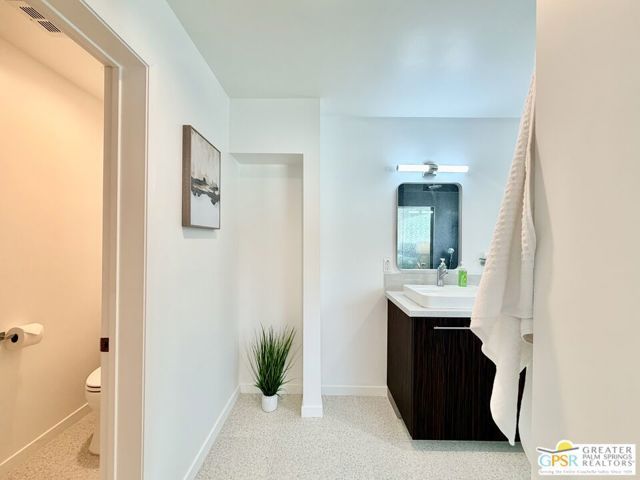 588 E San Lorenzo Road 201, Palm Springs, CA 92264