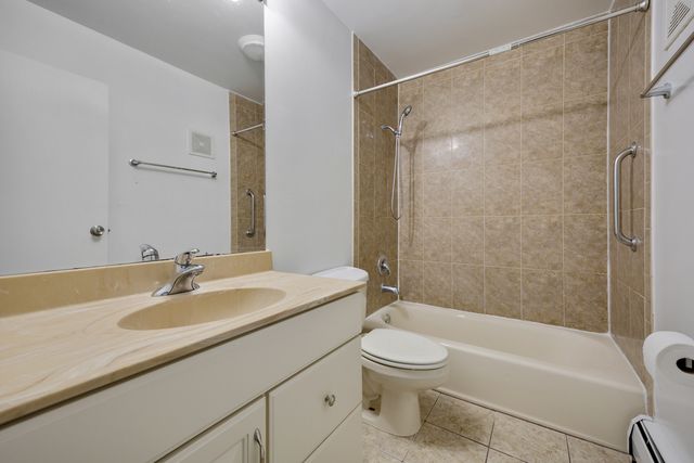 108 Boardwalk Street 2E, Elk Grove Village, IL 60007