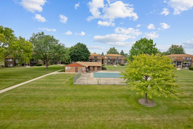 108 Boardwalk Street 2E, Elk Grove Village, IL 60007
