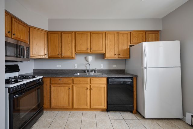 108 Boardwalk Street 2E, Elk Grove Village, IL 60007