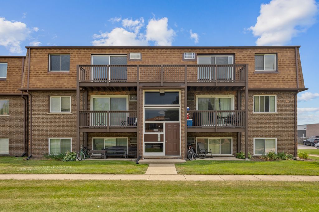 108 Boardwalk Street 2E, Elk Grove Village, IL 60007