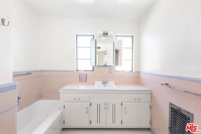 1033 S Tremaine Avenue, Los Angeles, CA 90019