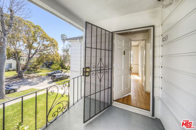 1033 S Tremaine Avenue, Los Angeles, CA 90019