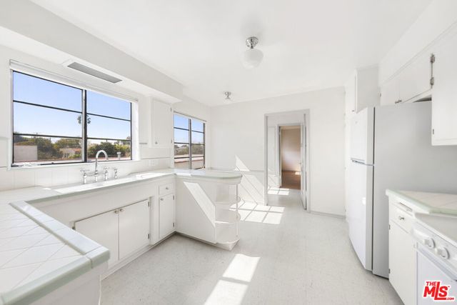 1033 S Tremaine Avenue, Los Angeles, CA 90019