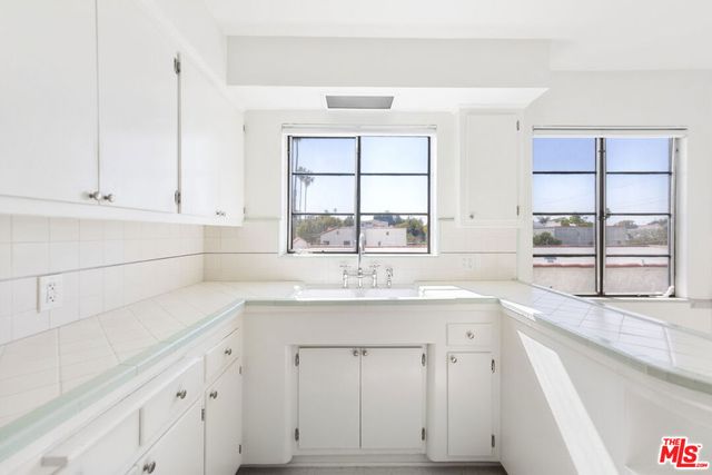 1033 S Tremaine Avenue, Los Angeles, CA 90019