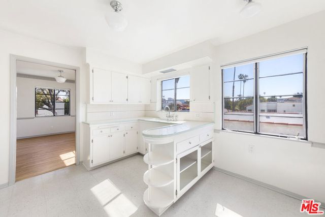 1033 S Tremaine Avenue, Los Angeles, CA 90019