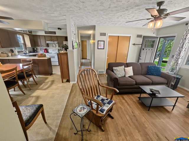 538 E 4th Street, Papillion, NE 68046