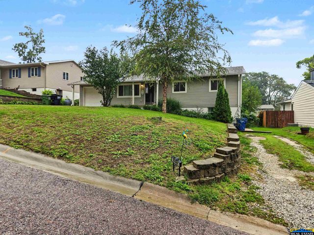 538 E 4th Street, Papillion, NE 68046