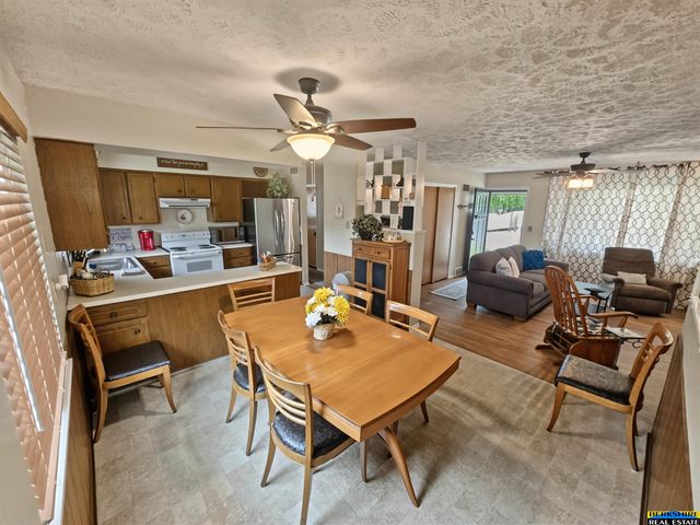 538 E 4th Street, Papillion, NE 68046