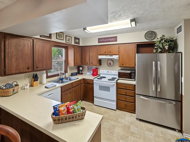 538 E 4th Street, Papillion, NE 68046