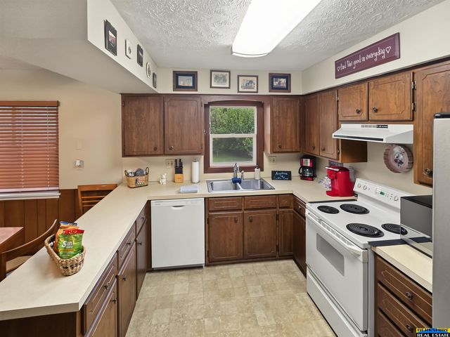 538 E 4th Street, Papillion, NE 68046