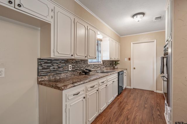 2002 Pinedale, Jacksonville, TX 75766