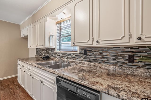 2002 Pinedale, Jacksonville, TX 75766