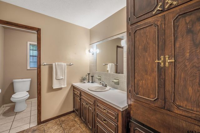 2002 Pinedale, Jacksonville, TX 75766