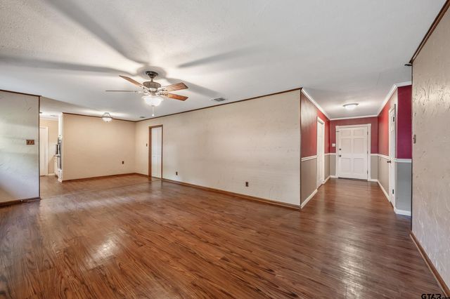 2002 Pinedale, Jacksonville, TX 75766