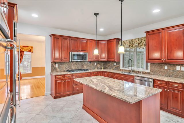 25 Charnwood Drive, Suffern, NY 10901