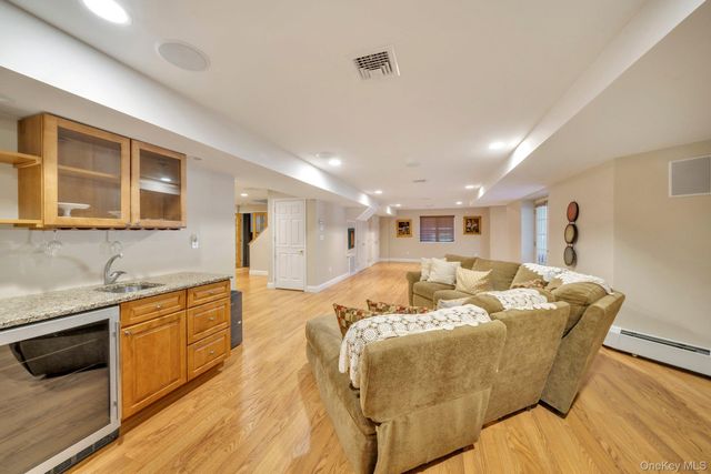 25 Charnwood Drive, Suffern, NY 10901