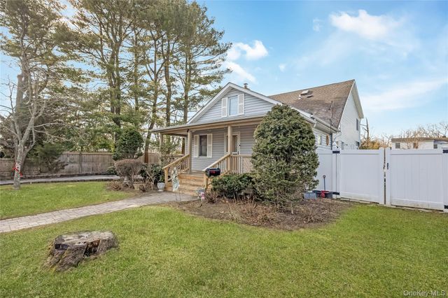 8 Alexander Avenue, Farmingdale, NY 11735