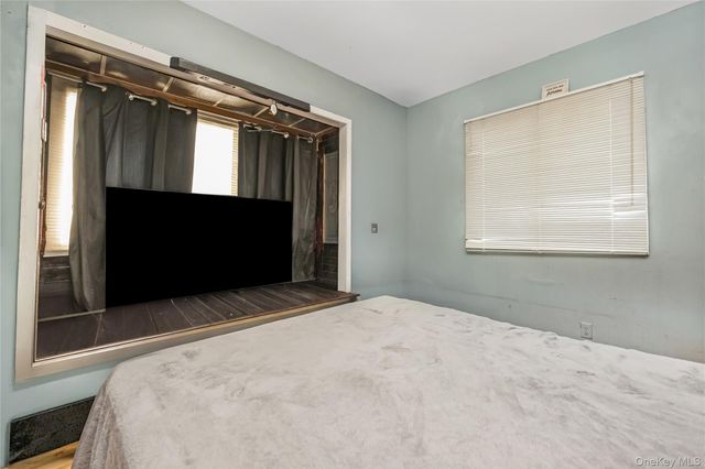 8 Alexander Avenue, Farmingdale, NY 11735