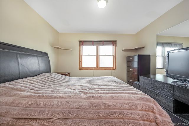 8 Alexander Avenue, Farmingdale, NY 11735