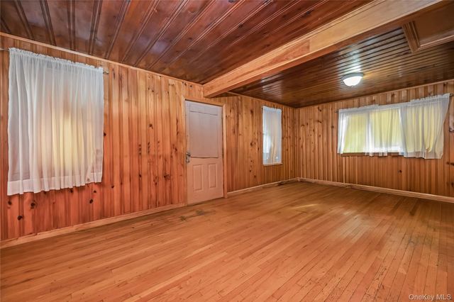 8 Alexander Avenue, Farmingdale, NY 11735