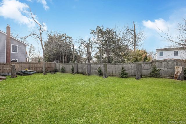 8 Alexander Avenue, Farmingdale, NY 11735