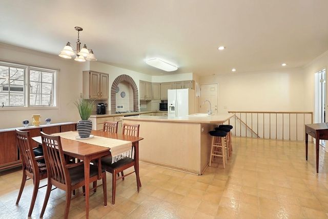 1305 Stratford Road, Deerfield, IL 60015