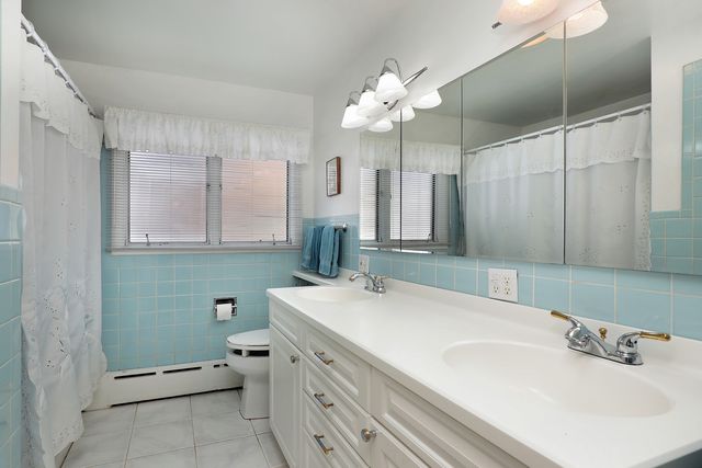1305 Stratford Road, Deerfield, IL 60015