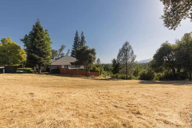 1538 St Andrews Dr, Redding, CA 96003
