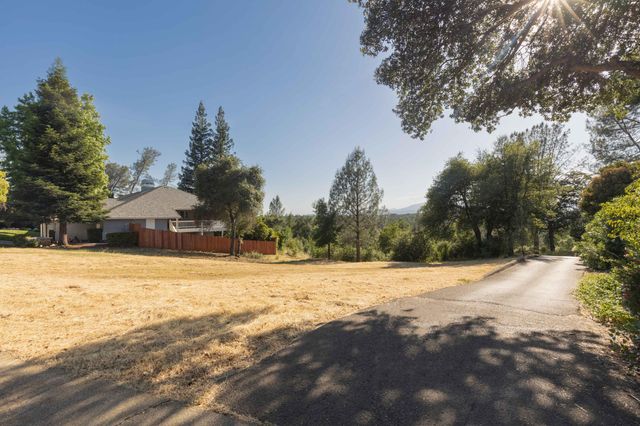 1538 St Andrews Dr, Redding, CA 96003