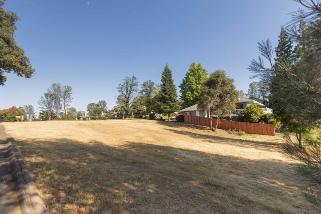 1538 St Andrews Dr, Redding, CA 96003