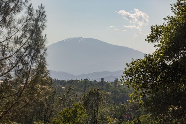 1538 St Andrews Dr, Redding, CA 96003