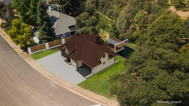 1538 St Andrews Dr, Redding, CA 96003