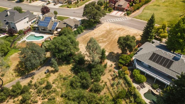1538 St Andrews Dr, Redding, CA 96003
