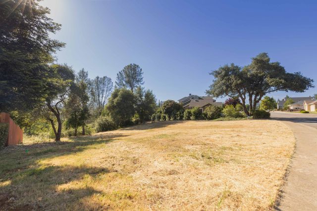 1538 St Andrews Dr, Redding, CA 96003