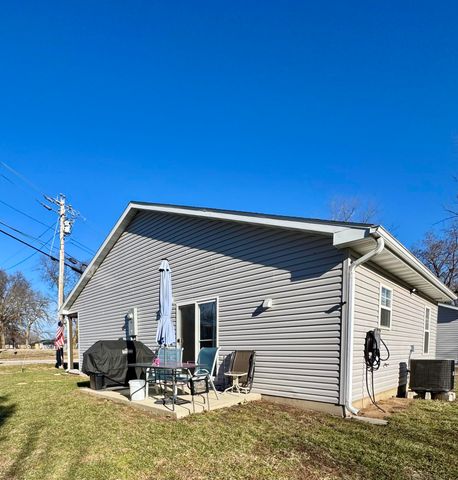 506 W SINGLETON ST, Centralia, MO 65240