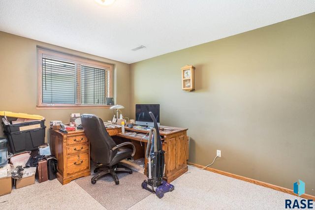 2805 S Whetstone Cir Circle, Sioux Falls, SD 57103