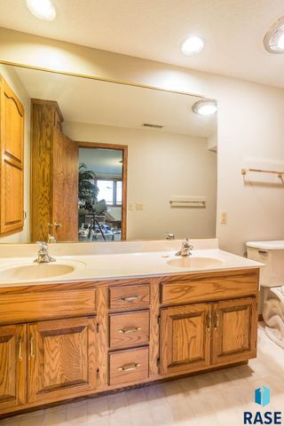 2805 S Whetstone Cir Circle, Sioux Falls, SD 57103