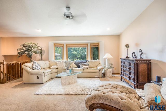 2805 S Whetstone Cir Circle, Sioux Falls, SD 57103